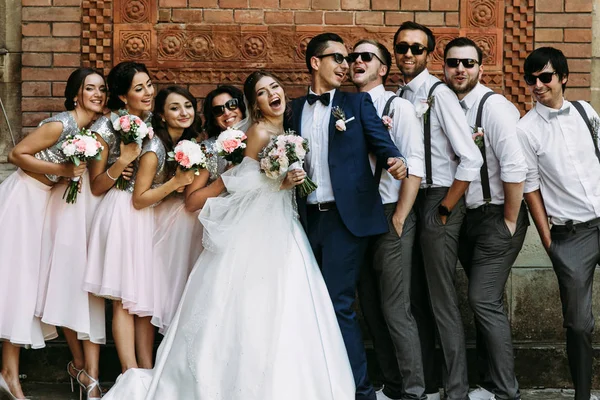 Freudiger Moment auf der Hochzeit des jungen Paares — Stockfoto