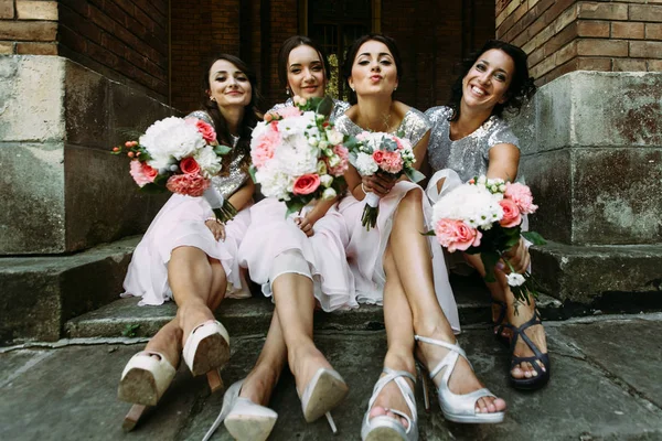 Чарівні подружки наречених в казкових сукнях — стокове фото