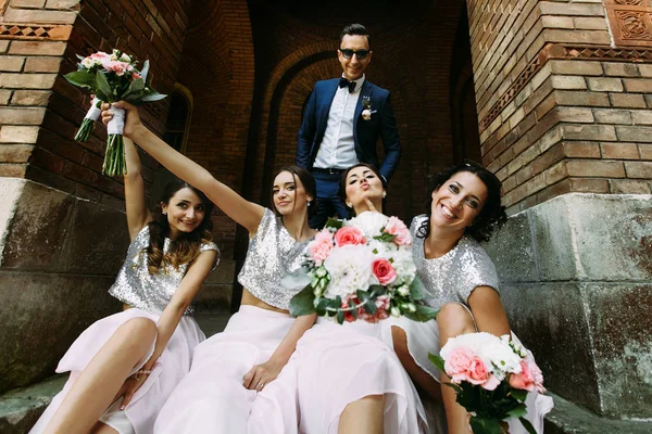 Lugar com as damas de honra encantadoras com os buquês — Fotografia de Stock