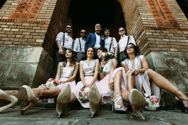 Brudgummen med sin vänner och tärnor — Stockfoto
