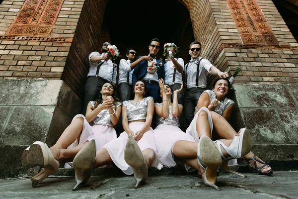 Tärnorna i de glamorösa klänningarna och groomsmen — Stockfoto