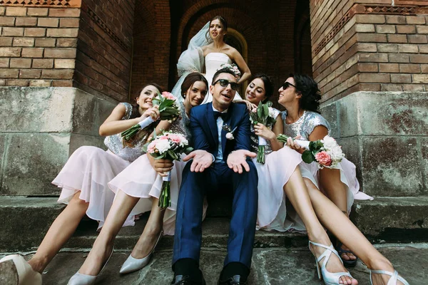 Noiva emocional com um noivo e as belas damas de honra — Fotografia de Stock