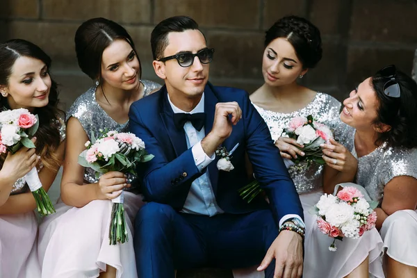 Жених в солнечных очках в окружении очаровательных подружек невесты — стоковое фото