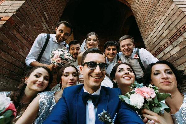 Attraktive junge Leute am Hochzeitstag — Stockfoto