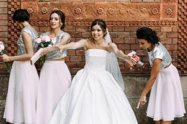 Novia con las chicas encantadoras en el día de la boda — Foto de Stock