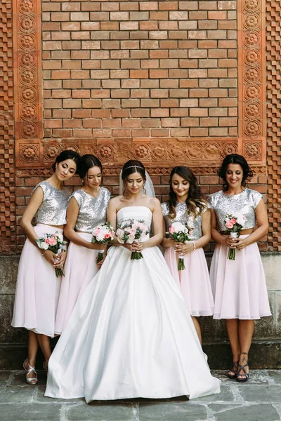 Jovem noiva no vestido agradável com as damas de honra — Fotografia de Stock