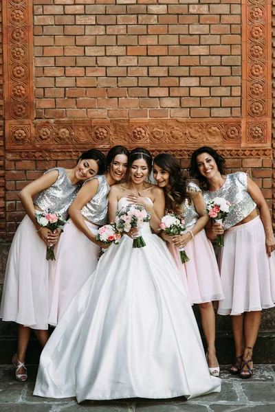 Hermosas sonrisas de la novia y sus amigos — Foto de Stock