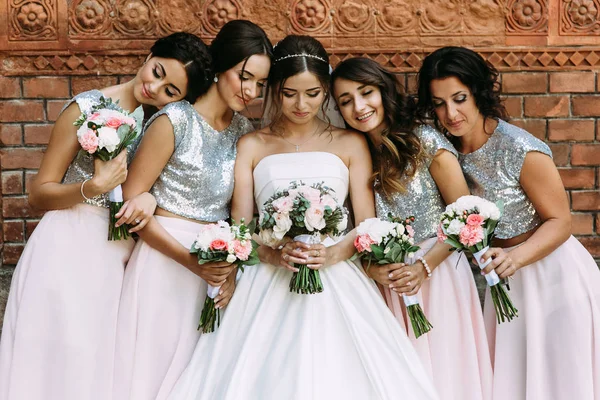 Lindas damas de honor en los vestidos elegantes y una novia — Foto de Stock