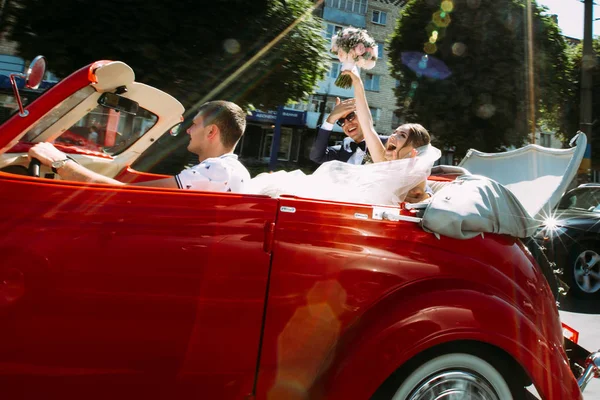 Pareja extremadamente feliz en el coche viejo — Foto de Stock