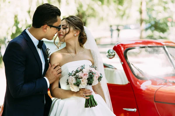 Жених целует свою милую невесту — стоковое фото