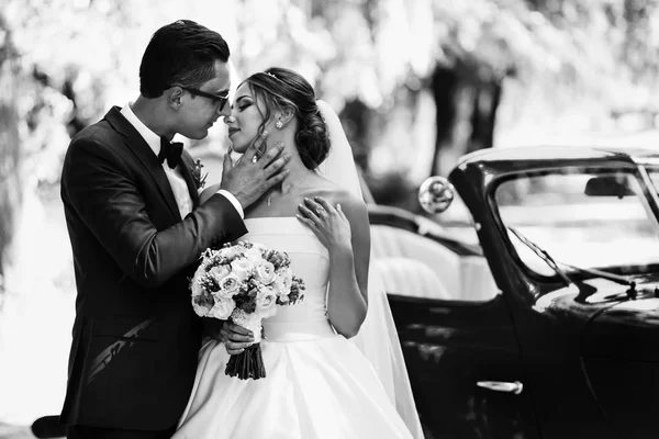 Foto em preto e branco do casal no casamento — Fotografia de Stock