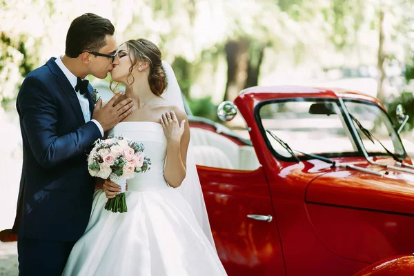 Lovely kiss of the couple on their wedding day — Stock Photo, Image