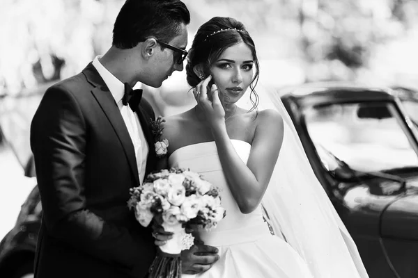 Linda foto em preto e branco dos dois — Fotografia de Stock