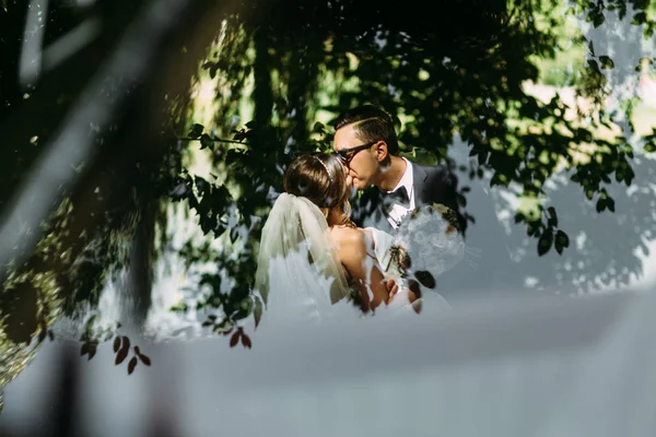 Reflexão do beijo do casal encantador ao lado do carro — Fotografia de Stock