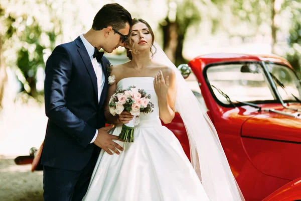 Vőlegény átfogja a gyönyörű menyasszony — Stock Fotó