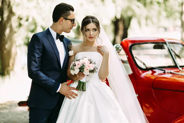 Невеста в свадебной вуали рядом с женихом — стоковое фото