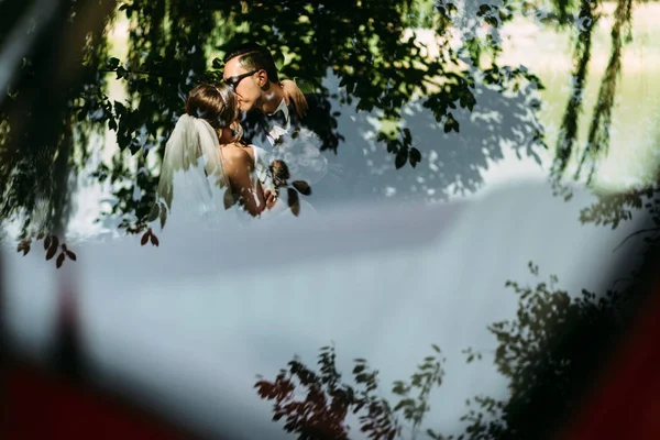 Weerspiegeling van het paar en de bomen in de auto's glas — Stockfoto