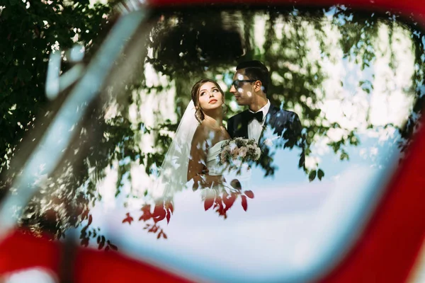 Její krásný ženich a nevěsta elegantní — Stock fotografie