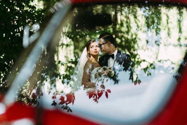 Vackra bruden och hennes stiliga brudgummen — Stockfoto