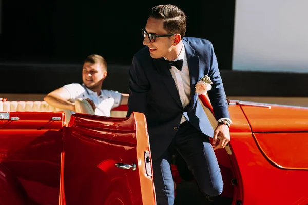 El novio con traje va a salir del coche. — Foto de Stock