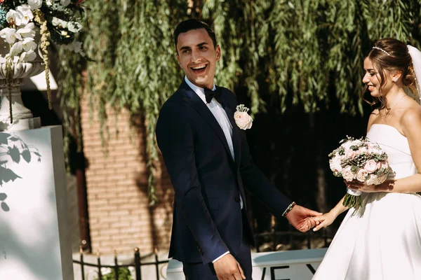 Novio feliz al lado de la novia en la ceremonia de la boda —  Fotos de Stock