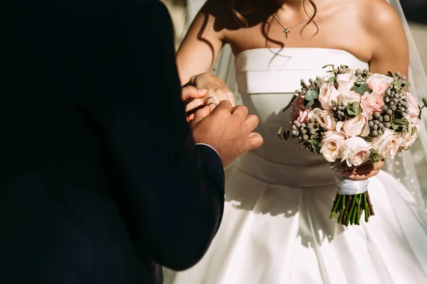 Обручальное кольцо на пальце невесты — стоковое фото