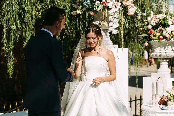 Felice sposo e sposa sulla cerimonia di nozze — Foto Stock