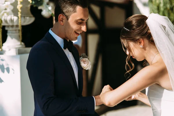 Glad brudgummen i blå kostym och en fluga — Stockfoto
