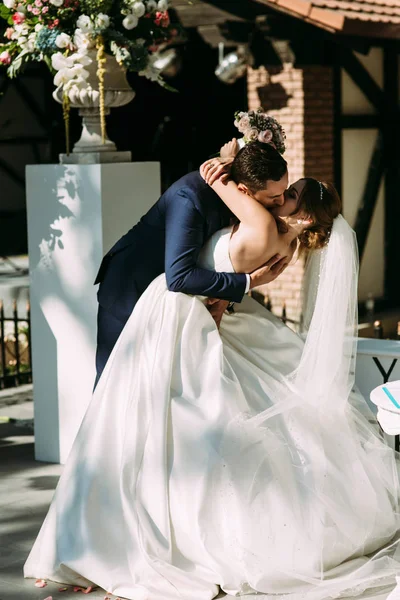 Bacio romantico durante la cerimonia di nozze stupefacente — Foto Stock