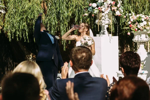 Pareja está bebiendo champán en la ceremonia de la boda —  Fotos de Stock