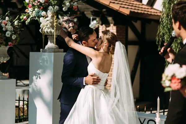 아름 다운 결혼식에 로맨틱 한 키스 — 스톡 사진