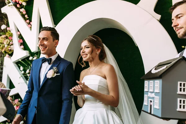 Joyful gehuwd paar en mooie achtergrond achter — Stockfoto