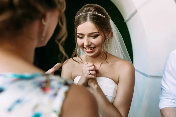 Fröhliche Braut hört Grußworte der Gäste — Stockfoto