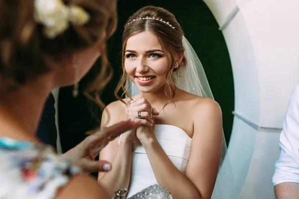 Mooie bruid is luisteren groeten van de gasten — Stockfoto