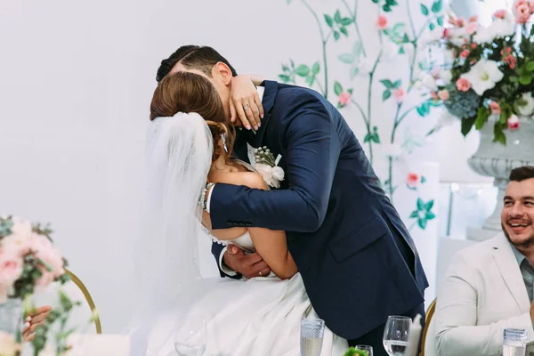Kuss des Ehepaares auf der Hochzeitsfeier — Stockfoto
