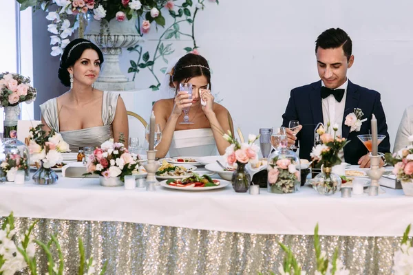 花嫁は結婚式の祭典で泣いています。 — ストック写真