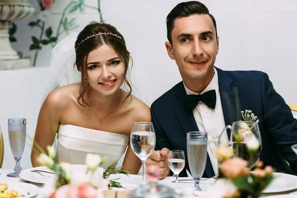 Foto agradável do casal na celebração do casamento — Fotografia de Stock