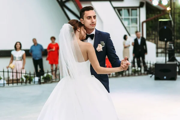 Evli çiftin duygusal ilk dans — Stok fotoğraf