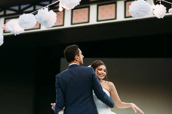 Primeira dança de casamento da esposa e marido — Fotografia de Stock