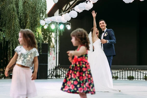 Coppia sposata e bambini piccoli sulla pista da ballo — Foto Stock