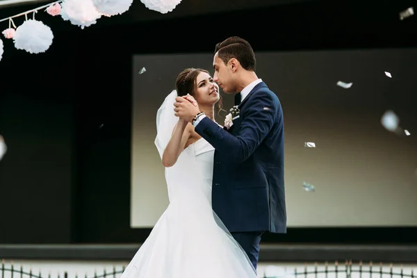 Primeira dança do casal bonito — Fotografia de Stock