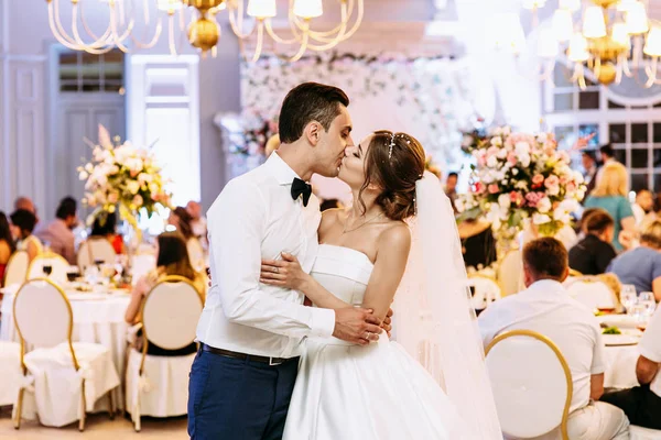 Beso de la pareja casada en el restaurante de lujo —  Fotos de Stock