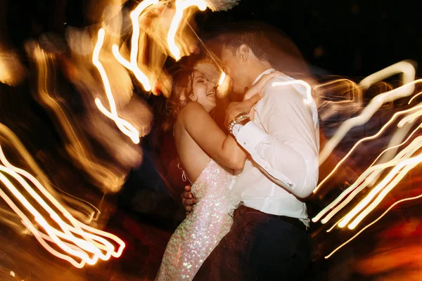 Pár boldogan táncol az esküvő — Stock Fotó