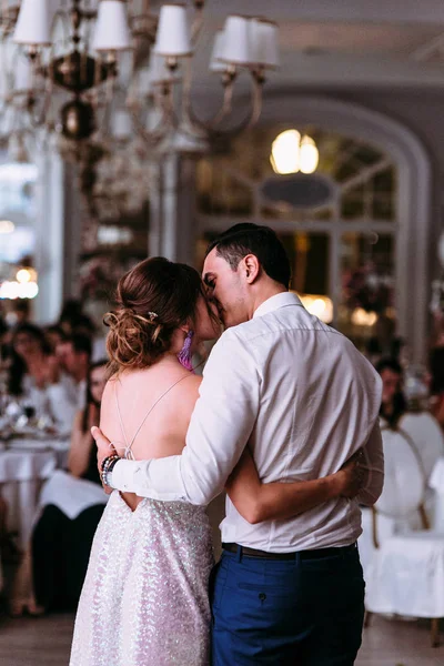 Bacio romantico nel ristorante di lusso — Foto Stock