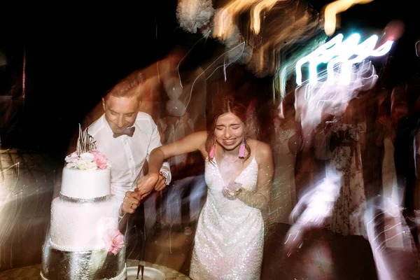 Braut mit Bräutigam neben der glamourösen Torte — Stockfoto