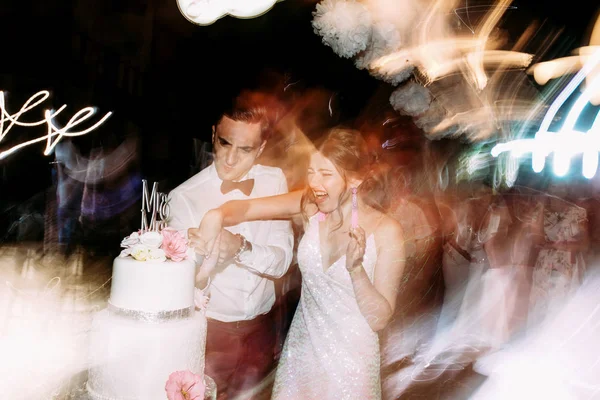 Яскраве світло і щаслива щойно одружена пара — стокове фото