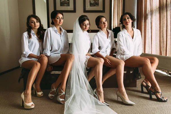 Mariée avec ses jolies demoiselles d'honneur dans les chemises — Photo