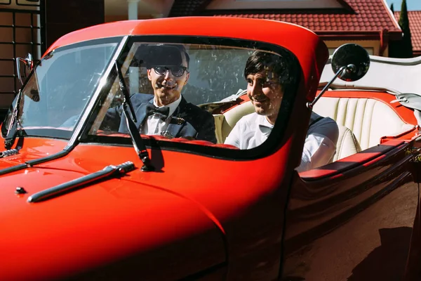 Novio y amigo en el viejo coche rojo — Foto de Stock