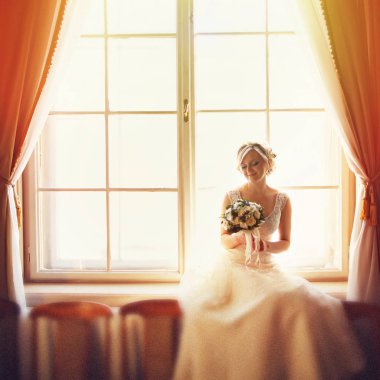 O bi ön koltuk iken güneş ışığı bir gelin vurgulamaktadır