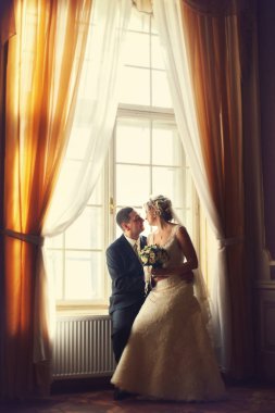 Gelin Damat diz eski büyük pencere önünde oturur 